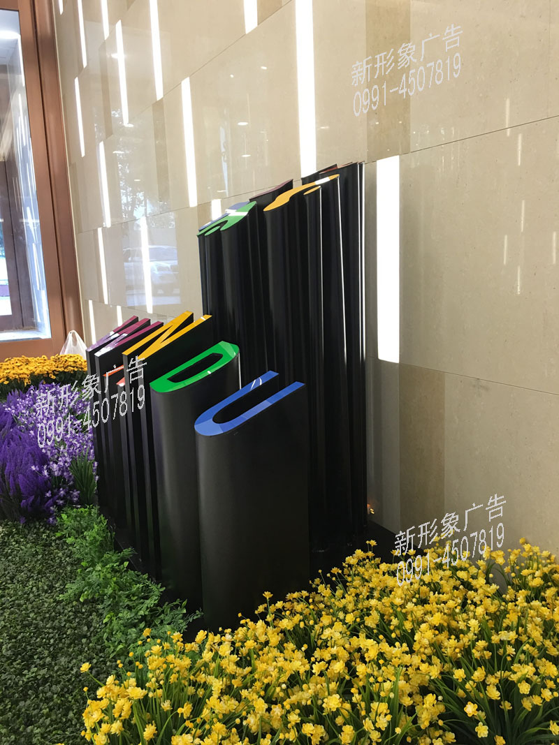 商场美陈装饰带灯