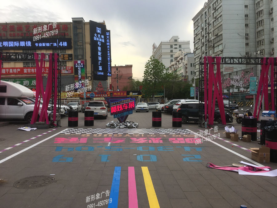 车展展台美陈装饰现场