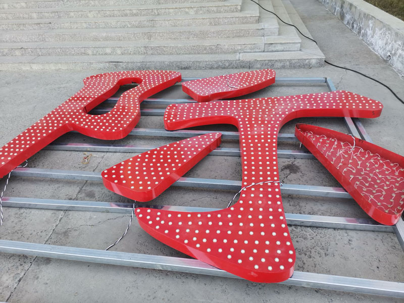 户外广告LED穿孔发光字的优点