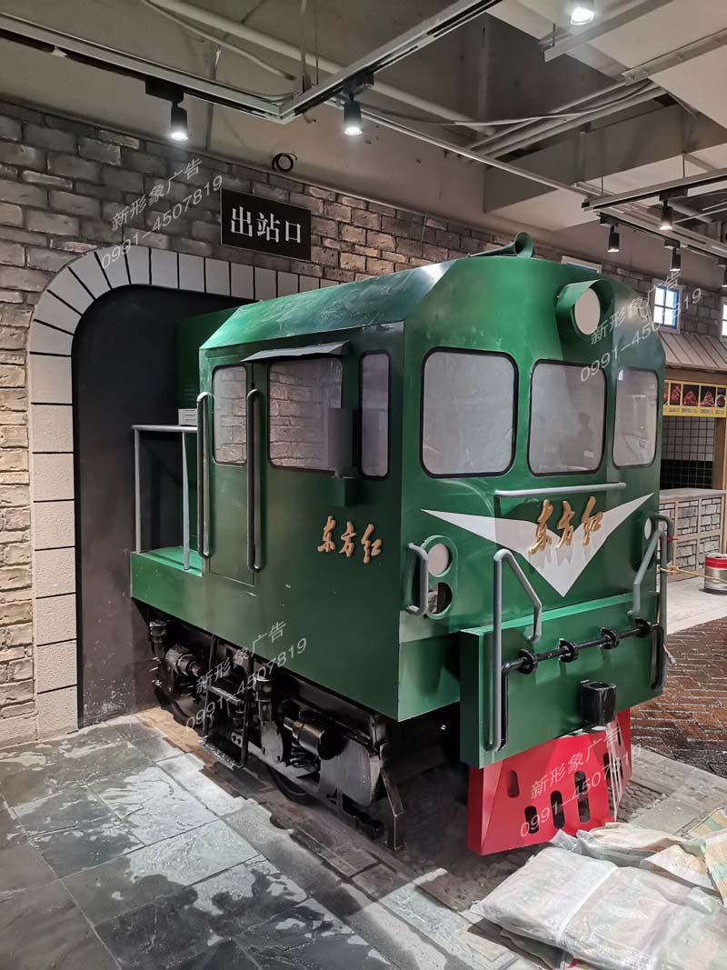 商场美陈装饰东方红火车头铁艺作品